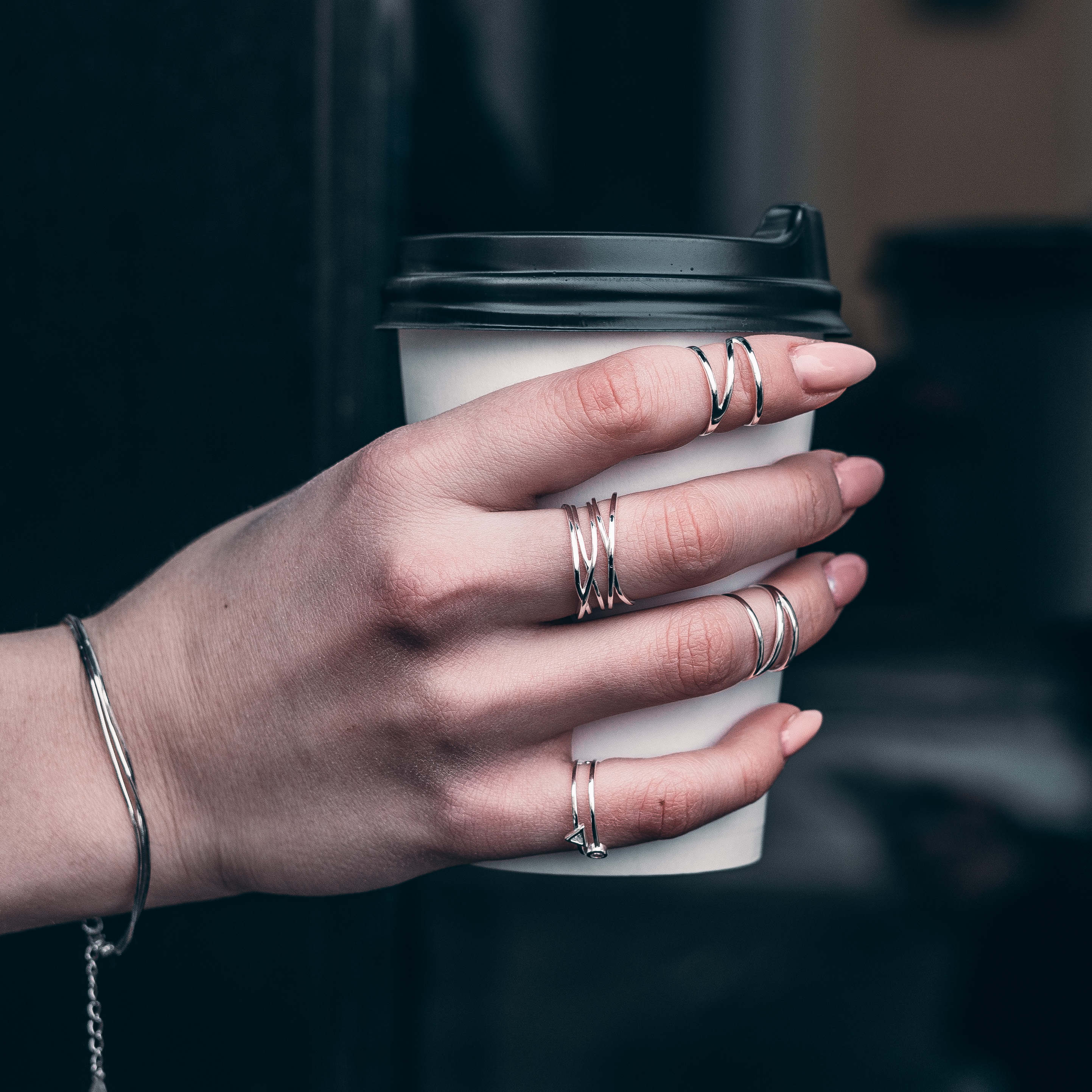 На палец какой руки одевают обручальное кольцо: информация о выборе и правилах