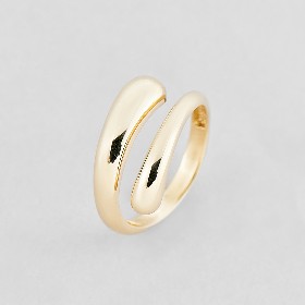 Золотое кольцо у форми капли