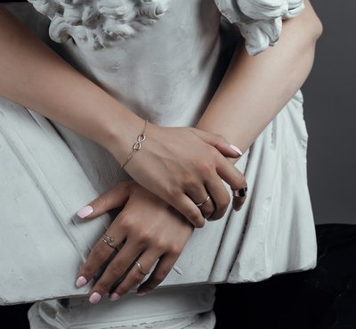 Руки на скульптуре