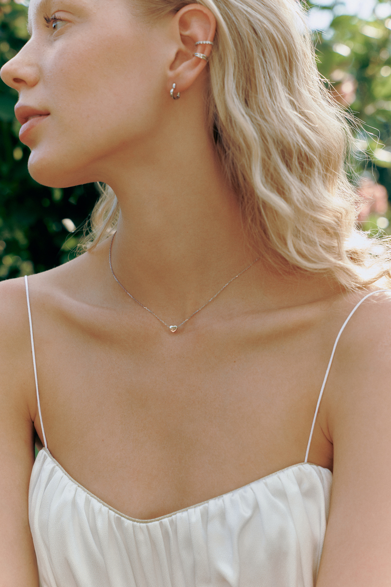 дівчина з білявим волоссям, у літній сукні